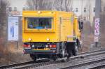 Wie ein rollender Inbi�wagen ist das Zweiwegefahrzeug der Pethoplan GmbH zur Schienenultraschallpr�fung unterwegs, jedenfalls sahen mir zwei Mitarbeiter interessiert in die Linse als ich ads Fahtrzeug
