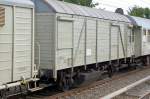 Ein weiterer Arbeitswagen mit Fenstereins�tzen (verschlossen) und Sch�tttrichter am Wagenboden hat die Nr.