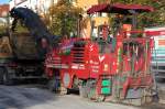 Und von der anderen Seite aus abgelichtet, die Asphaltfr�se WIRTGEN W 1000 F der Fa.