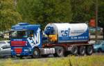 DAF XF Sattelzug der Fa.Erler Wennigsen mit einem Asphaltkochermietauflieger, 19.08.13 Berlin-Marzahn.