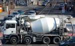 In Berlin eher selten zu beobachten ein Betonmischfahrzeug mit integrierter Betonpumpe von PUTZMEISTER auf einem MAN TGA 35.410 LKW, 06.03.12 Berlin-Adlershof.