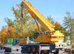 Hier aus r�ckw�rtiger Perspektive der LIEBHERR F�nfachs Fahrzeugkran der Fa.
