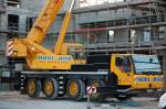 Wiederum ist ein MOBI-HUB 4-Achs LIEBHERR Fahrzeugkran gegn�ber dem S-Bhf.