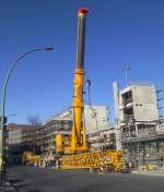 Um diesen gewaltigen Fahzeugkran in der Gesamtheit zu zeigen muss man schon sich etwas entfernen, der LIEBHERR LTM 1500 der Fa.