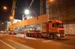 Hier wird das enorm lange Betonfertigteil vom Schwerlastzg der Sped Scheder durch den LIEBHERR LTM 1500 der Fa.