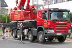 Moderner LIEBHERR-Teleskop-Aufbaukran auf SCANIA P380 Fahrgestell vom Typ LTF 1045-4.1 der FA.