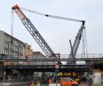 Schon von weitem ein gewaltiger Anblick, die Gittermastausleger eines TH�MEN LIEBHERR LG 1550 aus Hamburg im Einsatz beim Br�cken einsetzen eines Br�ckenneubaus S-Bhf.