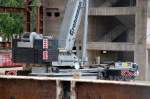 Leider sind die M�glichkeiten der Einsicht auf die Baustelle eingeschr�nkt bei den Abri�arbeiten des Palast der Republik Berlin-Mitte am 08.07.08, hier der Grohmann LIEBHERR LTM 1500 von hinterer