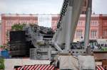 Hier das Kranf�hrerhaus des Grohmann LIEBHERR LTM 1500, die Scheiben des Fahrzeugf�hrerhaus sind abgedeckt zum Schutz gegen den Funkenflug der Schwei�arbeiten bei den Abri�arbeiten des Palst der