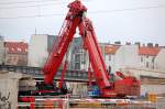 Das Bild veranschaulicht den Einsatz verschiedenster Baumaschinen und Firmen beim Gro�bauprojekt Berlin-Ostkreuz, hier kreuzen sich zwei Fahrzeugkrangiganten, ein MAMMOET GROVE GMK 5200 und ein BTB