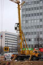 Ein Fahrzeugkran auf MB LKW aufgebaut mit einem LIEBHERR Teleskop-Gitterkran vom Typ MK 40 der Fa.