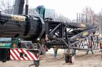 Hier wird gerade die Gitterspitze auf dem Teleskopauflieger eines LIEBHERR LTM 1500 der Fa.