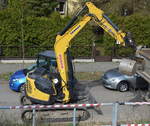 Eine Mietbaumaschine, ein YANMAR Typ? Mini-Kompaktbagger am S-Bahnhof Berlin-Karow im Einsatz am 31.03.17