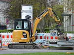 Ein CAT 303.5E CR Minibagger der Fa. ALPHAGRÜN am 05.04.17 Berlin-Pankow.