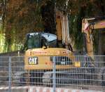 Eher seltener Minibagger, ein CAT 308D hinter dem Zaun der Leasingfa.