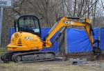 In interessanter Form und Design präsentiert sich dieser moderne JCB 8065 RTS Mini-Kompaktbagger (Mietbaumaschine) am 26.03.15 Berlin-Pankow mit Bohrhammeraufsatz. 