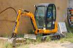 Minibagger JCB Typ 8020 am 25.06.10 neben dem Eingang S-Bhf.