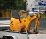 Viel kleiner geht es nun wirklich kaum noch (alles andere w�re nur noch Spielzeug), ein (Micro) Minibagger mit Raupen untendran + Sitz obendrauf mit Hydraulikgreifarm vom Hersteller JCB Typ 8008 bzw.
