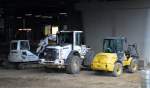 Ein Reigen von verschiedenen Baumaschinen Großbaustelle Berlin Ostkreuz, fie Fa. hentsche mit einem Minikompaktbagger KUBOTA KX080-30 und einem VOLVO L70F Radlader und die Fa. DETRAHIMUS mit einem NEW HOLLAND W 60 TC Radlader, 12.03.15 