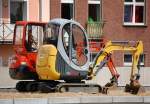 Vor einem Minibagger (KUBOTA) stand der Minibagger neuson Typ 1503 (Leasingbaumaschine) am 22.05.09 Gro�baustelle S-Bhf.