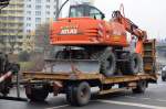 Ein Mobilbagger ATLAS 140W der Fa. CARL ZAUBER auf Transporthänger am 19.01.15 Berlin-Heinersdorf.