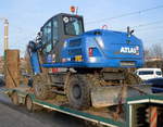 Ein blauer ATLAS 140W Mobilbagger einer Baufirma am 16.12.16 auf einer Ladebrücke
Berlin-Friedrichsfelde.


