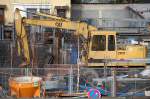 Ein schon betagter CAT 206B Mobilbagger einer Baufirma in Berlin-Karow, 22.02.12