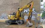 Ein KOMATSU PW 160 Mobilbagger am 27.04.15 Berlin-Pankow.