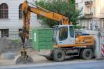 Ein LIEBHERR 904 Litronic der Baufirma STRABAG, 11.06.10 Berlin-Pankow.