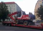 Ein O&K MH5 Mobilbagger auf der  Goldhofer Tiefladebr�cke eines Schwertransports, 13.09.12 Berlin-Pankow.
