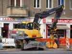 Ein VOLVO EW180C der Fa. Tell Bau im Einsatz am 12.10.11 Berlin-Pankow (Vinetastr.).