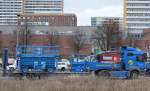 MB ACTROS Sattelzug mit Ladebücke mit zwei mobilen Teleskoparbeitsbühnen Typen? beladen der Vermietfirma Gardemann, 15.03.16 Berlin-Marzahn.