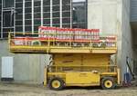 Mobile Arbeitsbühne Typ? (Mietbaumaschine), Juni 2016 Berlin-Pankow.