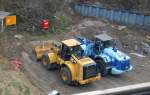 Diverse Großbaumaschinen im Einsatz bei der Großbaustelle der neuen S-Bahnlinie 21, hier ein CAT 966K Radlader (Mietbaumaschine) neben dem blauen HITACHI ZW310 der Fa.
