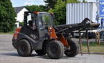 Ein HITACHI ZW75 Radlader mit Gabelaufsatz am 01.06.25 in Br�ck (Mark).