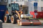 Ein KOMATSU WA80 Radlader der Baufirma MATTH�I mit Kehraufsatz der Fa.