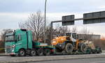 Ein Schwerlasttransporter der Fa.COLLOSUS, einer VOLVO FH 500 EEV Schwerlastzugmaschine mit Ladebrückenauflieger mit einem großem LIEBHERR 566 Radlader (Mietbaumaschine) beladen am 08.12.16