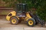 Ein NEW HOLLAND W 70 B Radlader N�he Bhf. Flughafen Berlin-Sch�nefeld, 27.08.13