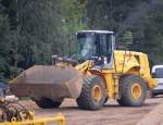 Diesmal vollst�ndig erwischt, der schon recht gro�e Radlader NEW Holland Typ W230 (HKL-Leasingbaumaschine), 09.09.10 Baustelle Flughafen Berlin-Sch�nefeld.