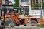 Ein auch schon betagter Radlader, ein SCHAEFF SKL 851 am 22.05.10 Berlin-Sch�neberg. 