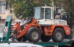 Ein SCHAEFF SKL 863 einer Garten- und Landschaftsbau Firma auf einem Tiefladeh�nger, 27.09.10 Berlin-Kaiserdamm