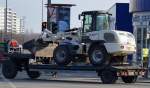 EIN TEREX TL 100 Radlader der Fa. MAERKISCH GRÜN auf einem Hänger am 01.03.16 Berlin-Marzahn.