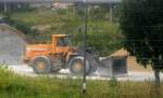 Ordentlich großer Radlader, ein VOLVO L330C am 01.07.14 Industrieübergabegebiet Berlin-Nordost in Berlin Marzahn aus dem S-Bahnfenster.