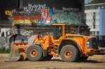 Aus dem S-Bahnfenster heraus, der gro�e VOLVO L150F der Baufirma KEMMER, 05.06.10 Gro�baustelle Berlin-Ostkreuz.
