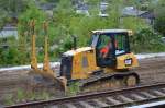 Mietbaumaschine, eine CAT D6K2 XL Raupe im Einsatz Gleisbauarbeiten Höhe S-Bhf.