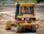 Hier noch ein Bild von hinten, von der kleinen CAT D36 XL Raupe der Baufirma STRABAG mit Aufrei�haken am Heck, Baustelle am Bf.