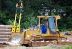 Hier nun auch aus der Vorderperspektive, die CAT D3G XL Raupe der Baufirma STRABAG auf der Baustelle am Bhf.