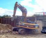 Gegenlichtaufanhme eines m�chtigen CAT 330B LN Raupenbaggers der Fa.