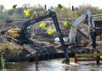 Zwei Raupenbagger in Aktion, der gelbe vom Typ EC240BLN mit LONG-REACH Ausleger (B�schungsausleger) daneben ein CAT 325D LN von der Baufirma EUROVIA, 27.04.08 N�he Berlin-Baumschulenweg am Britzer
