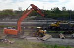 Raupenbagger HITACHI ZAXIS 210LC und ein VOLVO L60G Radlader und ein ATLAS 1604KZW Zweiwegebagger der DB Bahnbau Gruppe am 27.04.17 Großbaustelle Karower Kreuz Berlin.